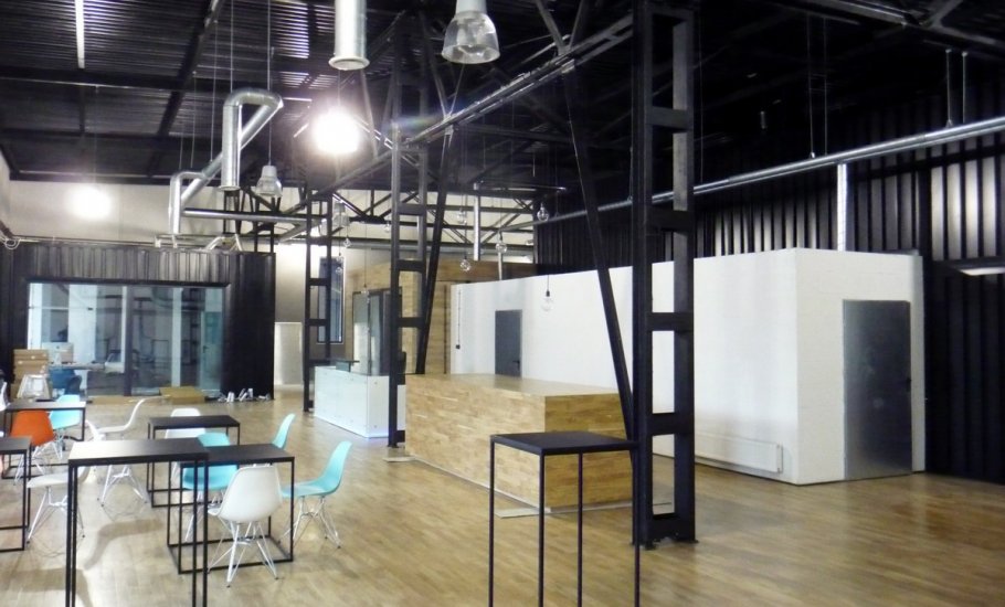 Przebudowa hali na halę produkcji filmowej wraz z biurami i salą kinową